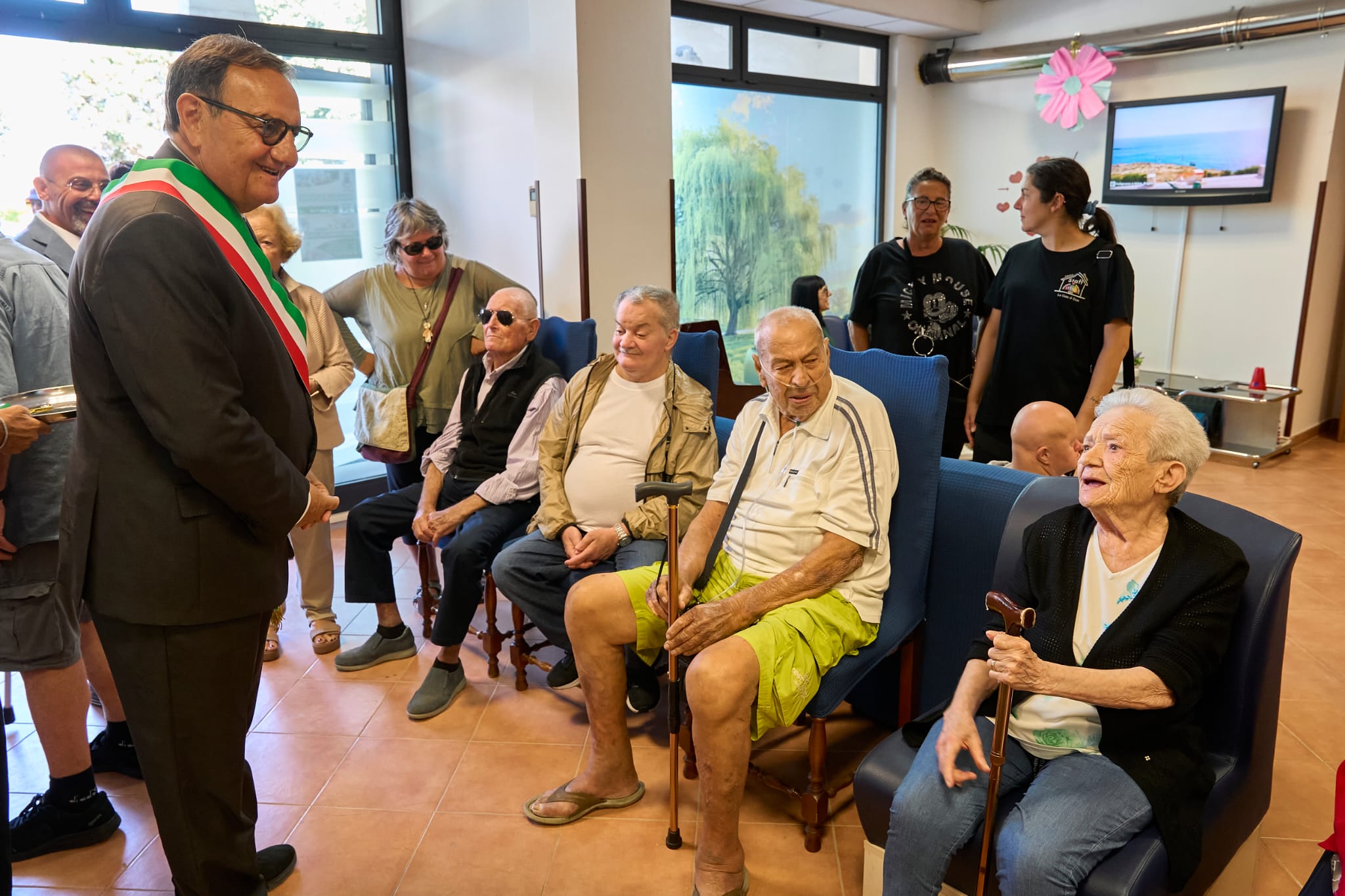 Il saluto agli ospiti nella sala del centro durante l'inaugurazione