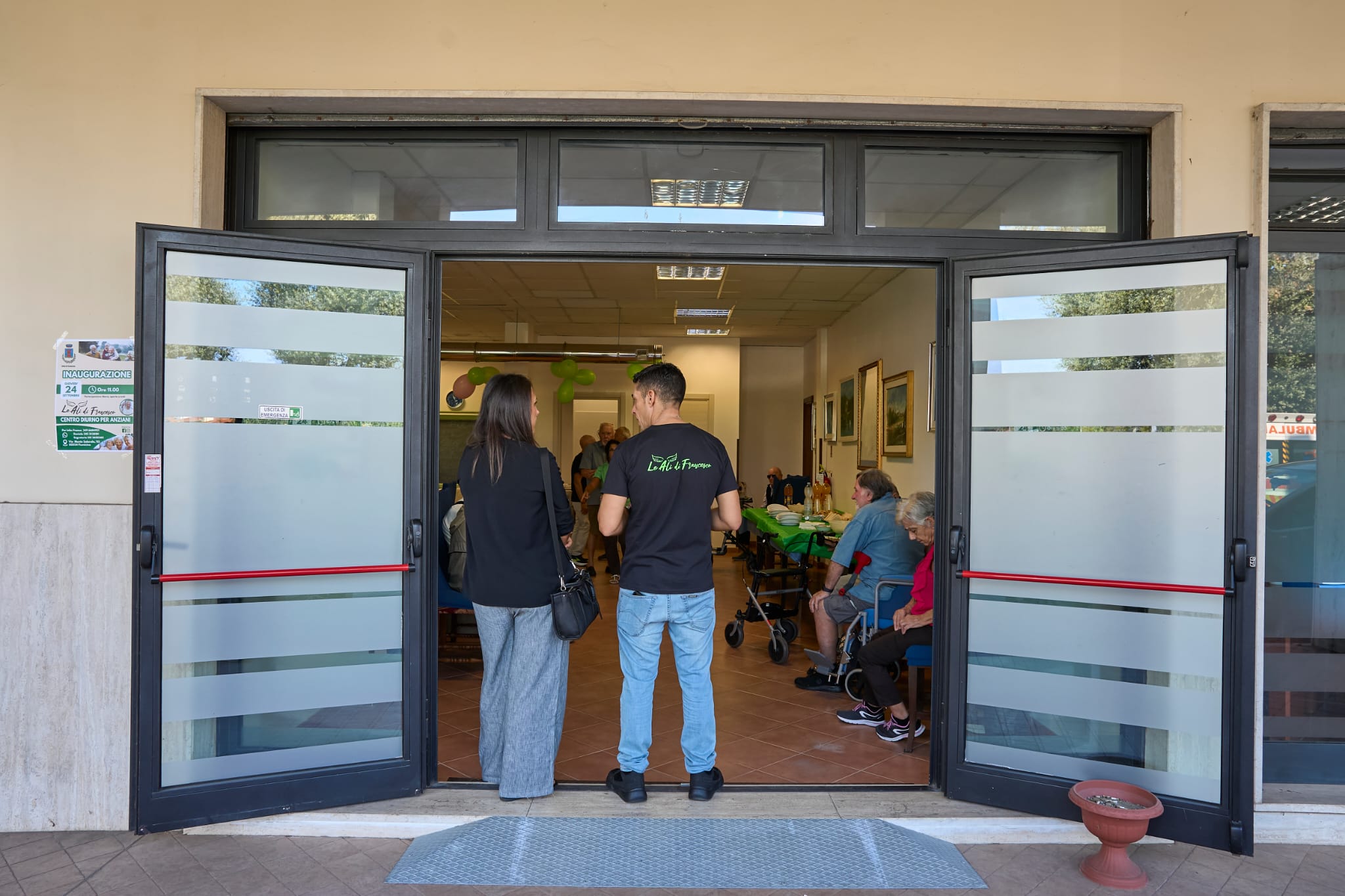 L'ingresso del centro con le porte aperte